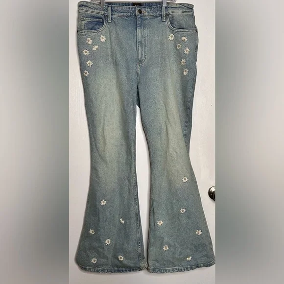 Lee women’s Floral Embroidered Blue Jeans. Size 34 - Picture 7 of 16